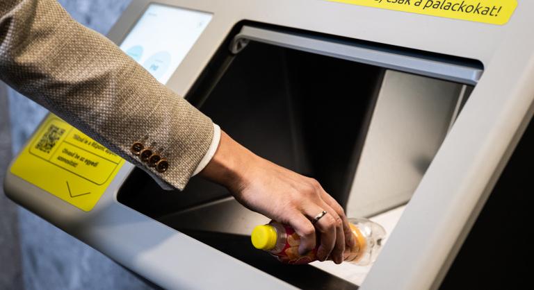 Három új szervezetnek gyűjt adományt a Mohu Mosolyra váltó programja