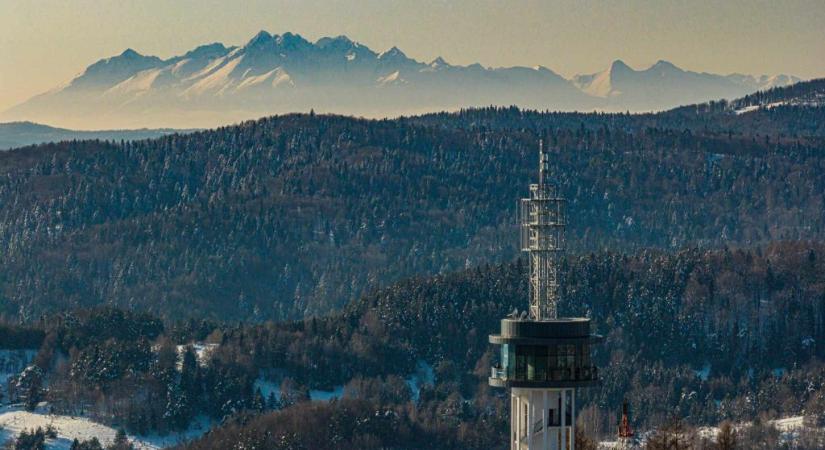 36 méter magas kilátó nyílt Lengyelországban, üvegpadlón is sétálhatnak a legbátrabbak