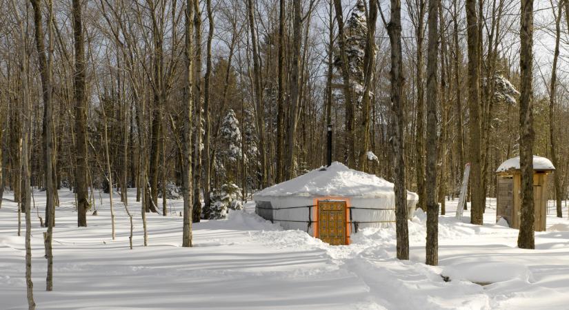 Így lehet kibírni a kemény telet egy jurtában: videón mutatták meg életüket a magyar vadon lakói