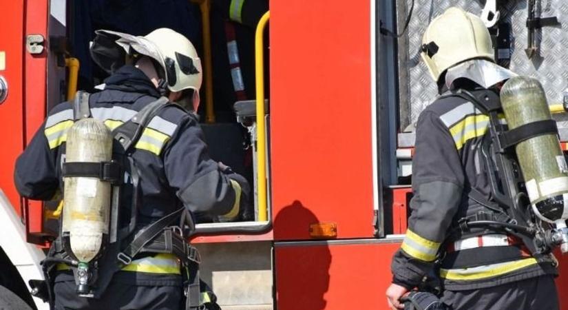 Új gépjárműfecskendőt adtak át Győrben a tűzoltóknak