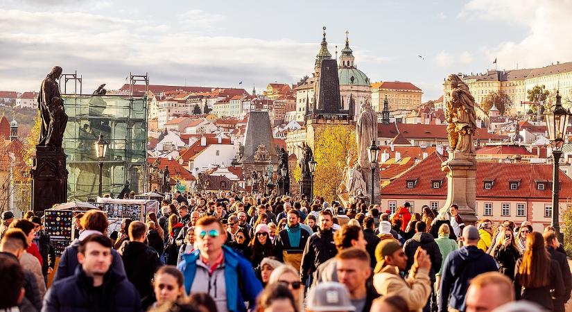 Már mindenki tizedik állampolgár külföldi Csehországban, kisvárosnyi magyar is van köztük