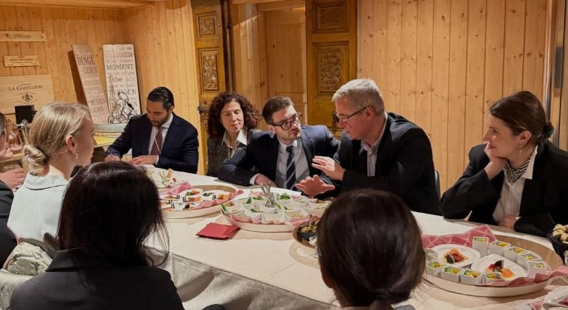 Összenő, ami összetartozik: Zelenszkij embereivel parádézott Soros György fia – együtt éltették Ukrajna uniós csatlakozását