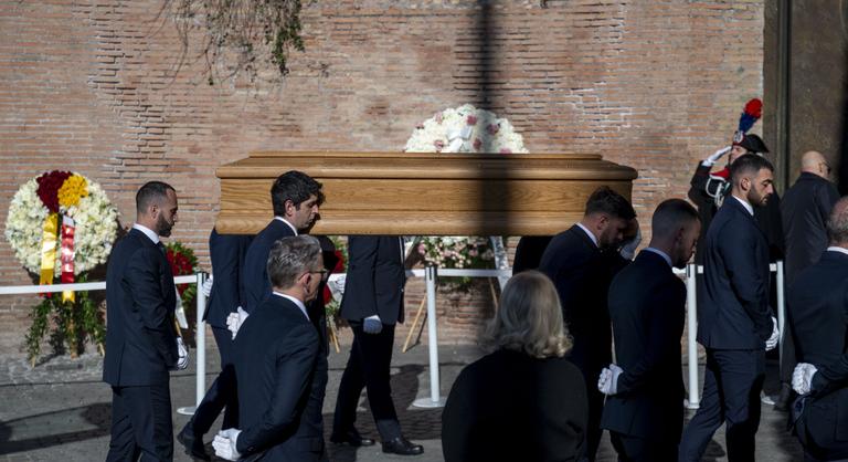 Sztárok kíséretében temették el Rómában Valentino Garavanit, a legendás divattervezőt