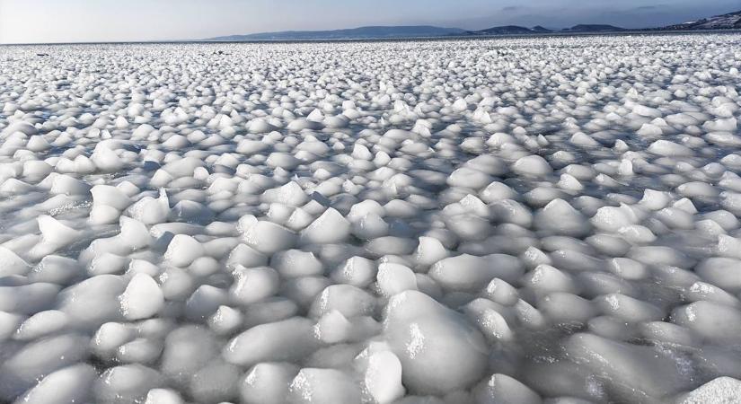 Titokzatos tojások szorultak a Balaton jege alá – lélegzetelállító fotók készültek (galéria)