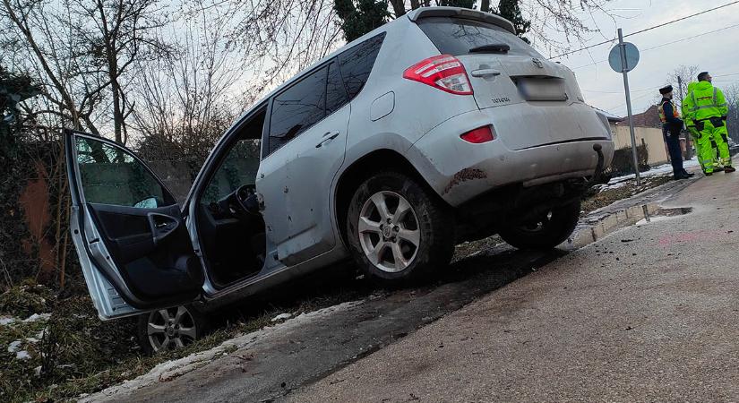 Két személyautó ütközött Békéscsabán, egy jármű az árokba borult