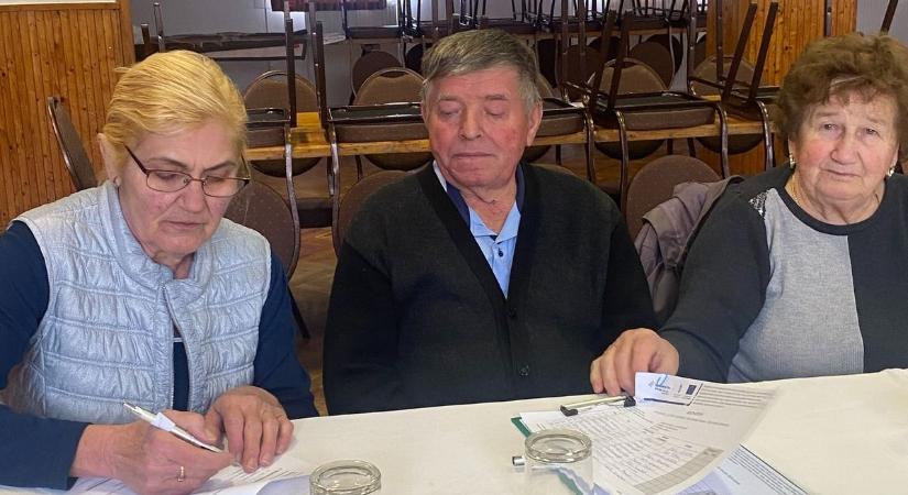 Ülőtánc is volt: mozgás, nevetés, agytorna, így kovácsol közösséget a szépkor Öttömösön