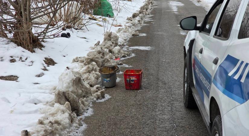 Hányinger: vödörrel hordták az emberi ürüléket az utca végébe Csepelen