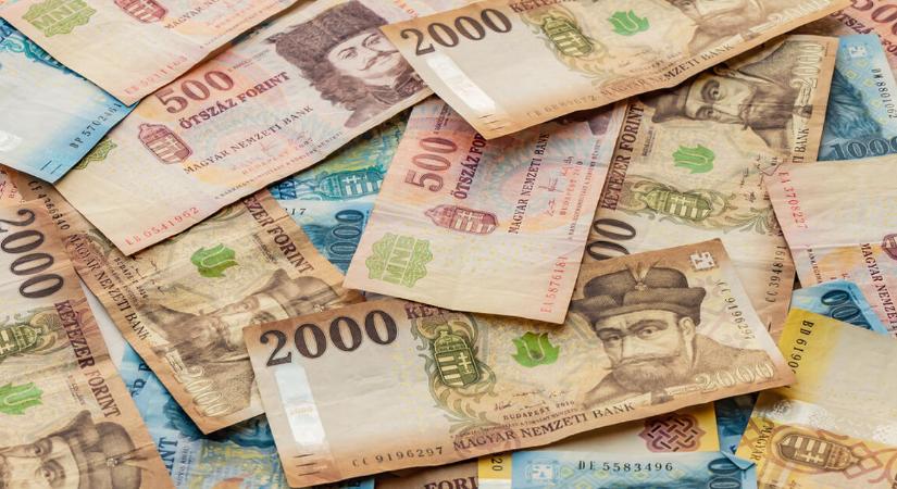 Lassan kifullad a forint – lehet, hogy nem várja meg a választásokat a Magyar Nemzeti Bank