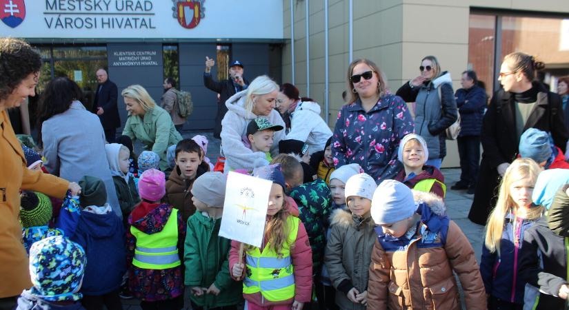 Fergeteges jelmezbálra várja a leendő elsősöket a vágsellyei alapiskola