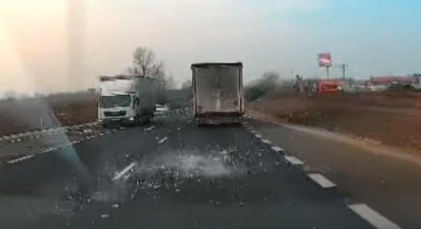 HORROR: Kamionról leváló jégdarabok miatt kellett manőverezniük az autósoknak (VIDEÓ)