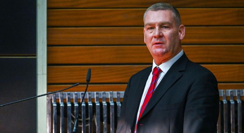 Botka László szorgalmasan tolja a Tisza szekerét, kollégája alaposan helyretette