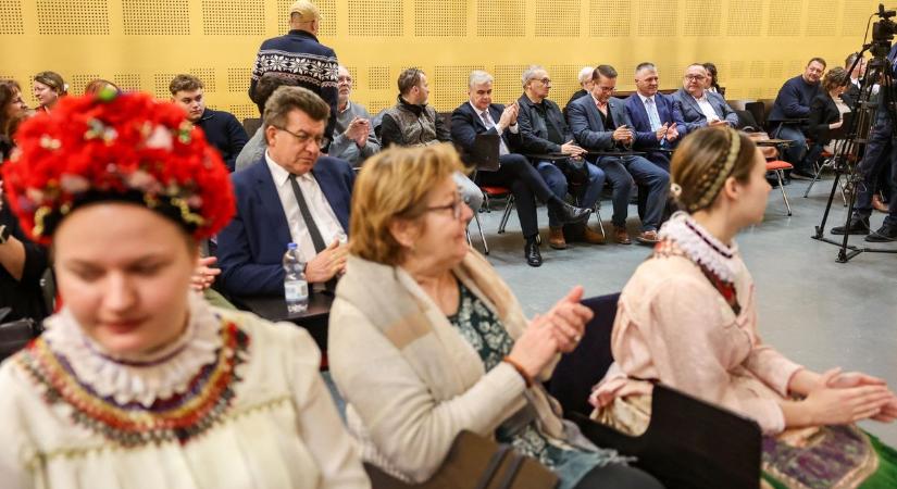 Hazataláltak a világ végéről: különleges játék Tolnában – FOTÓK