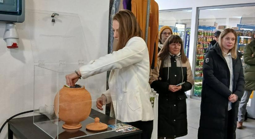 Üzenet a jövőnek a piac szívéből – időkapszulát rejtettek el a szombathelyi Vásárcsarnokban
