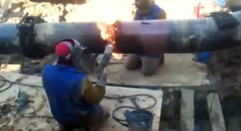 Azért lángol ez a cső hegesztés közben, mert ez egy gázcső