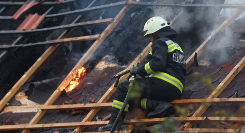 Majdnem tragédia lett a péntek délelőtti fűtésből: kéménytűz Baté egyik családi házában
