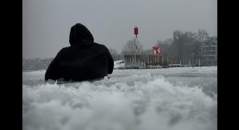 Megrázó videón mutatta meg a rendőrség, mi történik, ha valaki beszakad a Balaton jegén