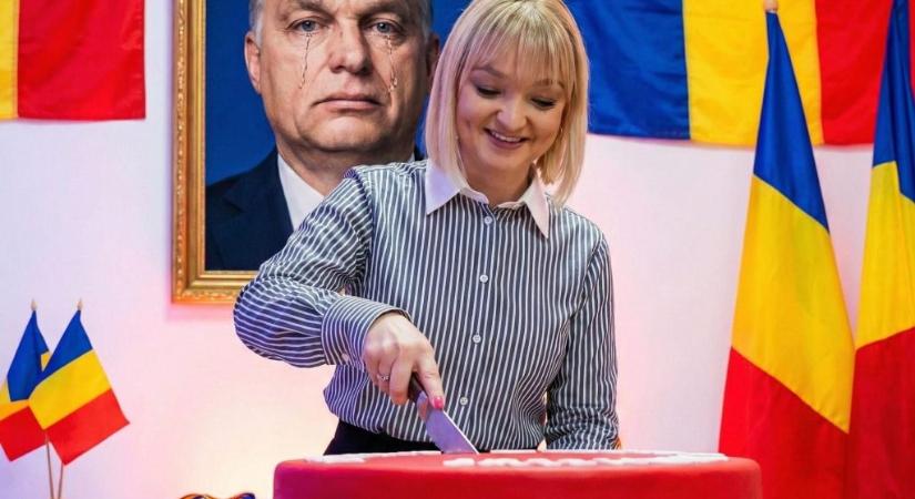 Síró Orbán-kép előtt szeletelte fel a magyar nemzeti színű tortát a román AUR képviselője