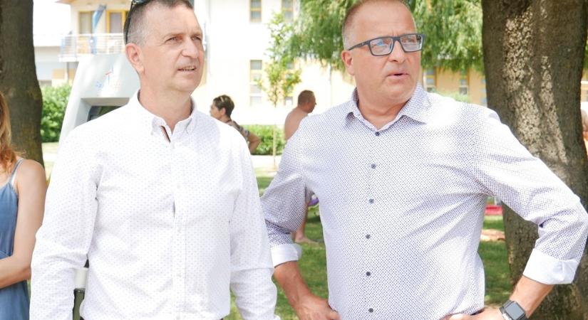 Süket dumával magyarázza meg a Sárvári Fürdő ügyvezetője, hogy mit keres hajnalban rendszeresen Máhr Tivadar a létesítményben