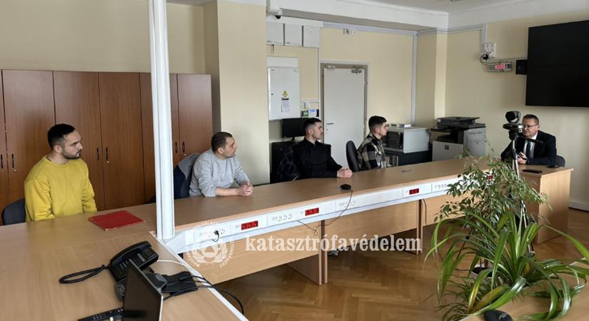 Négy új tűzoltó kezdi meg a tűzoltótanfolyami képzést