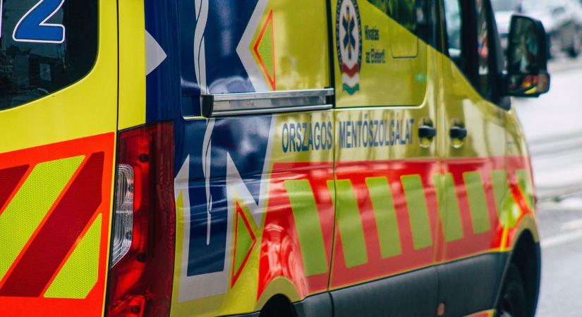 Két autó ütközött a 441-es főúton, mentő is érkezett a helyszínre