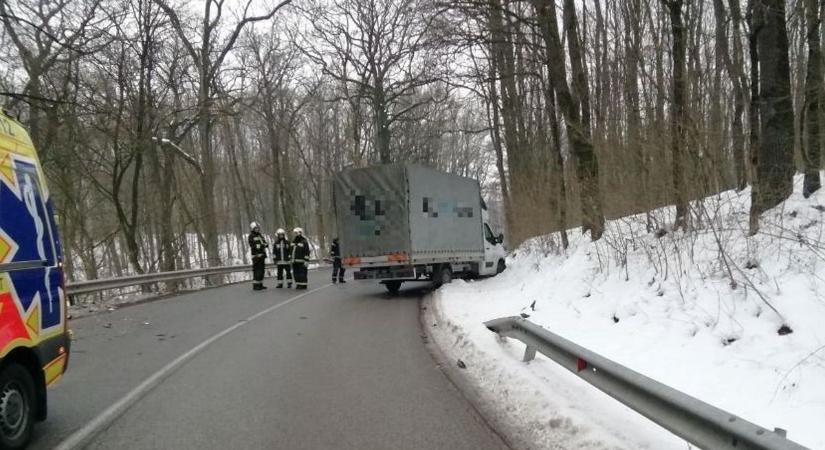 Összeütközött egy kisteherautó és autó Tarjánnál: helyszíni fotókon a baleset