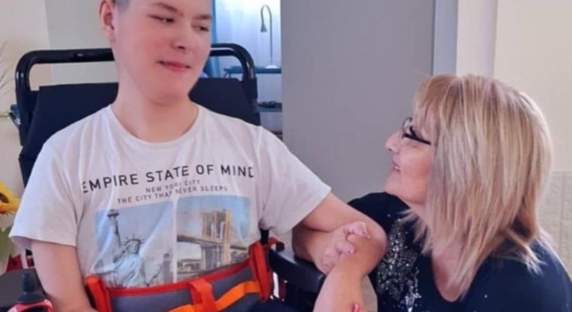 Robotkezet ajándékoztak a Duchenne-szindrómás Krisztiánnak