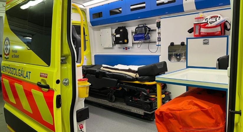 Új mentőautó állt szolgálatba Ajkán (galéria)