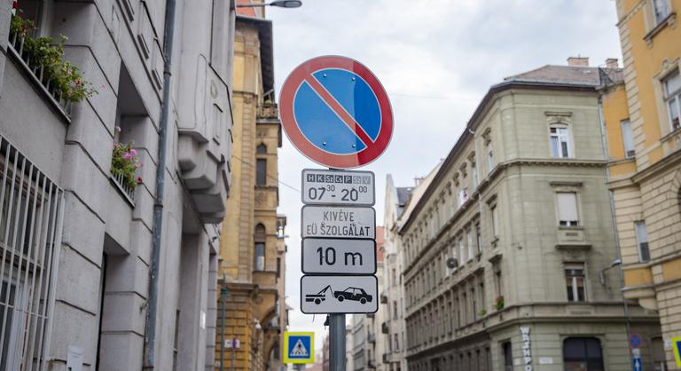 Kern András örülhet az új KRESZ-nek, szabályosan megállhat kedvenc parkolóhelyén, a járdán