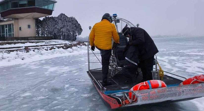 Mocsárjáró csónakkal mérték fel a jég vastagságát a Balatonnál, videót is mutatunk