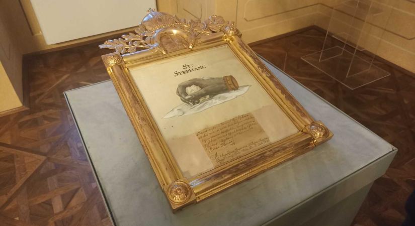 Hazatért a Szentjobb-ereklye – Ajándékkal érkezett Nagyváradra az Országos Széchényi Könyvár