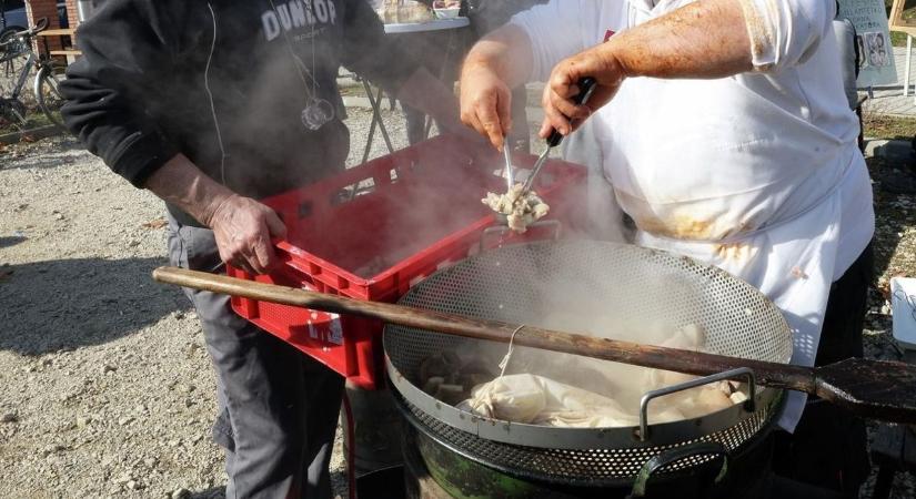 Nyárlőrinci házaspár is részt vesz az amatőr rallyn, forró abálólé borult Stadler József unokájára