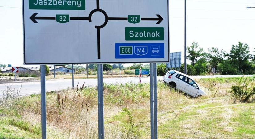 Megoldódott a fél éves rejtély, turista látványosság lett a Rékason árokba csapódott autó