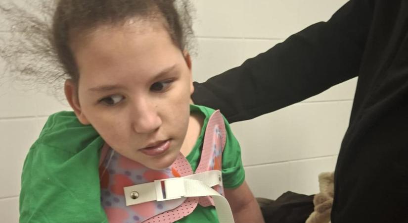 Új remény Kingának: a sztrókos kislány fontos terápiába kezd bele