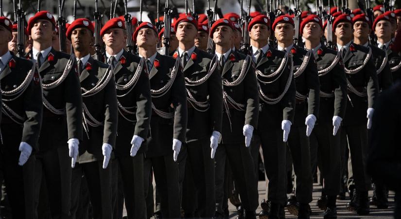 Hat hónapról nyolc hónapra nő a katonai sorkötelezettség ideje Ausztriában 2027 januárjától, a nők felé is nyitna a hadsereg