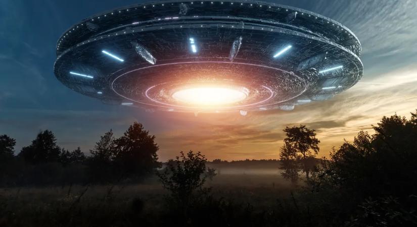 Ez már nem lehet véletlen: ismét UFO bukkant fel a kráter felett