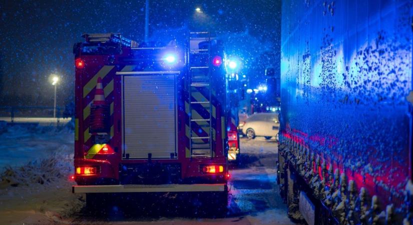 Lángok csaptak fel egy ház pincéjében, tűzoltók vonultak a helyszínre