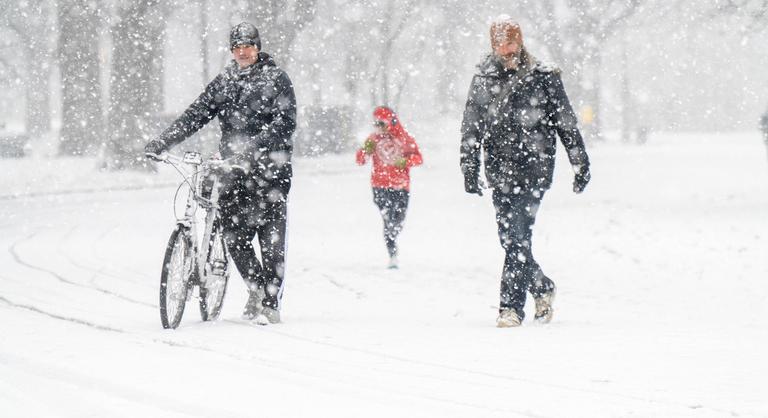 Hóval és jéggel csap le az Egyesült Államokra a téli vihar, tucatnyi államban hirdettek veszélyállapotot