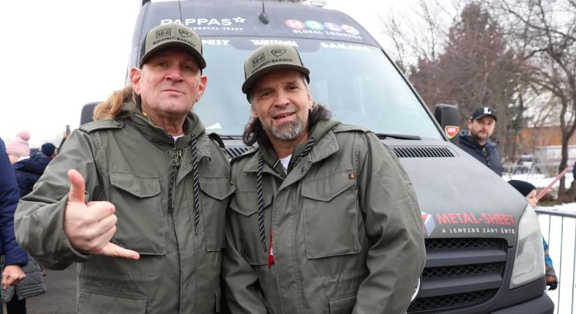 Turnébuszból sivatagi romboló: így vágott neki Afrikának a Tankcsapda