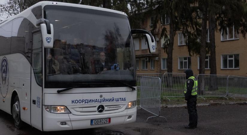 A buszon hagyta utasait egy buszsofőr, majd átmenekült a határon