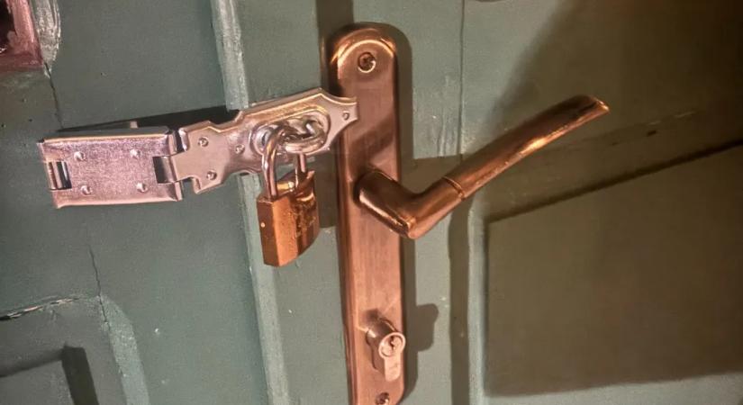 Zebegényben lelakatolták a képviselők a polgármesteri hivatalt, nem engedik be a polgármestert