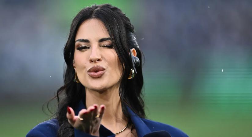 Mérkőzés előtt villantott hatalmasat, szétnyílt a felső a népszerű riporterhölgy mellein