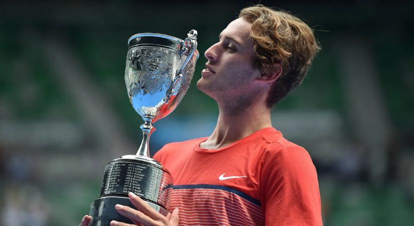 Rendőrök várták a pályán a bundázó teniszsztárt