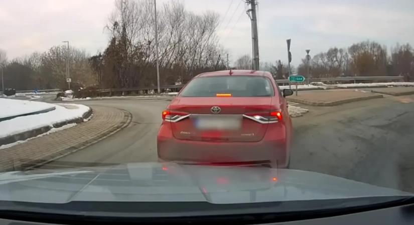 Ijesztően furcsán viselkedő sofőröket vettek videóra a hazai utakon