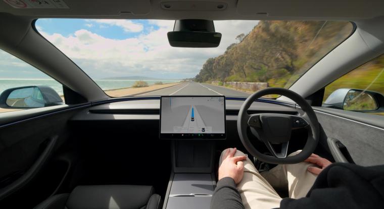 Kinyírja a Tesla az alap Autopilotot, és előfizetésbe tereli a vásárlókat