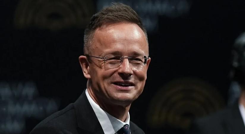 Szijjártó Péter üzent a szurkolóknak