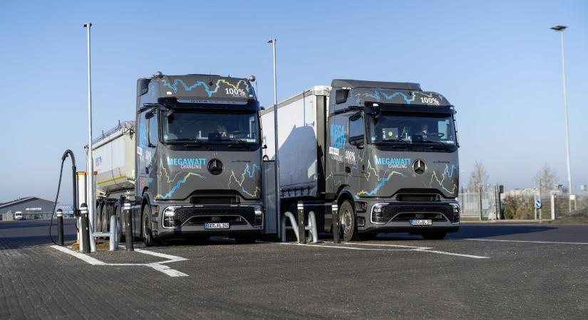 2400 kilométeres tesztútra indultak a Mercedes teherautói