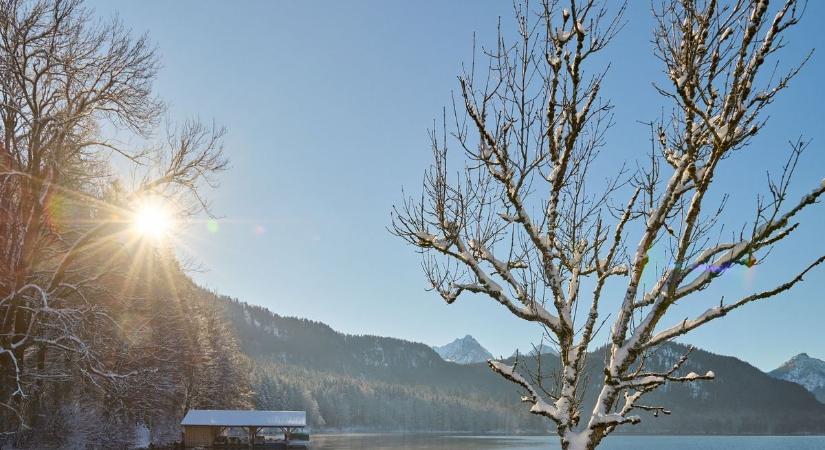 Megcsillant a napfény a kék tükrön