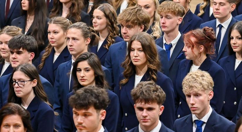 Feltűzték a szalagot a Nagy Lajos Gimnázium végzőseinek - fotók!