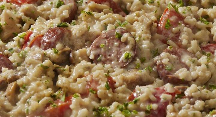 Rizses egytálétel kolbásszal és gombával: kiadós és nagyon finom