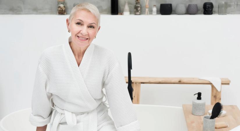 Szakértők szerint ennyi zuhanyzás bőven elég 65 év felett